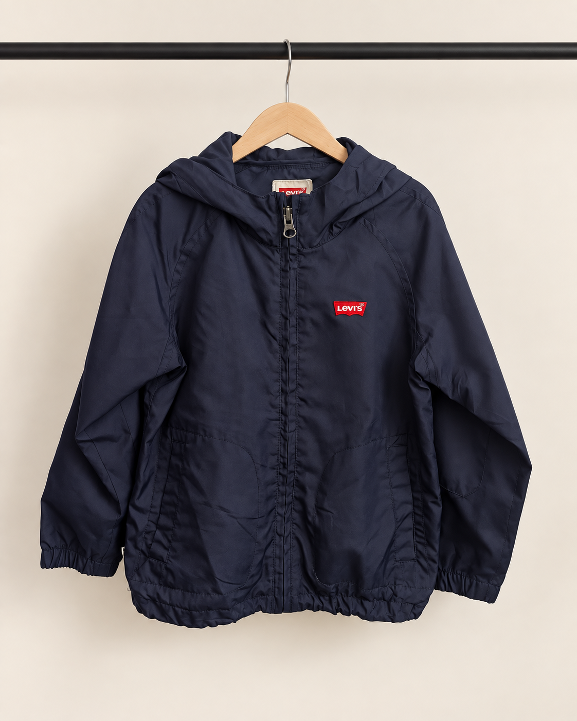 Cortaviento infantil Levi's azul marino; forro rojo | Talla 4–5 años (110)
