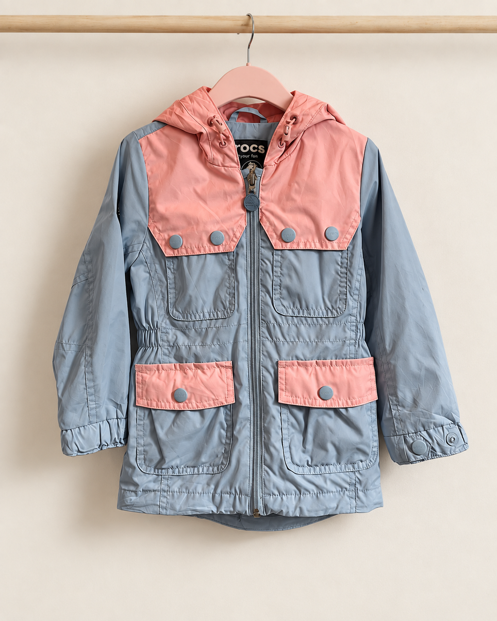 Cortaviento infantil Crocs celeste con rosado | Talla 3–4 años (105)