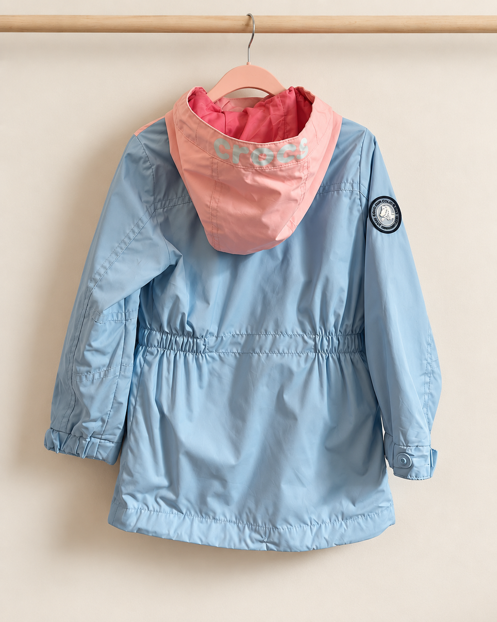 Cortaviento infantil Crocs celeste con rosado | Talla 3–4 años (105)