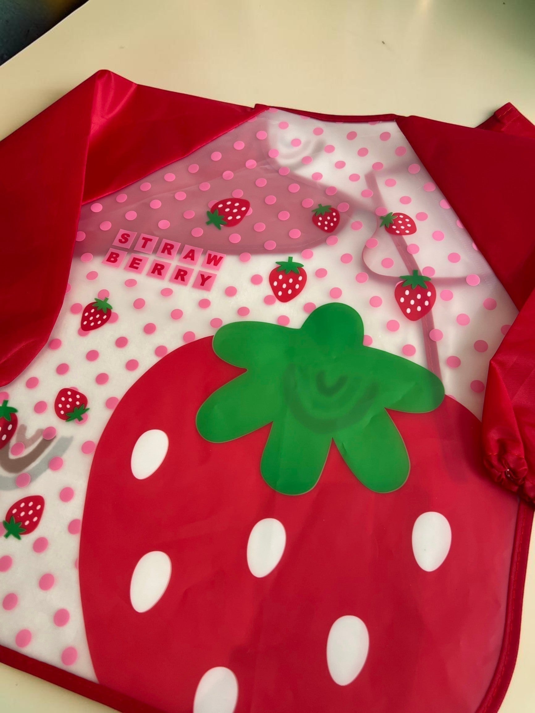 Vamos Niños babero impermeable rojo con estampado de fresas y mangas largas, ideal para la hora de la comida y manualidades.