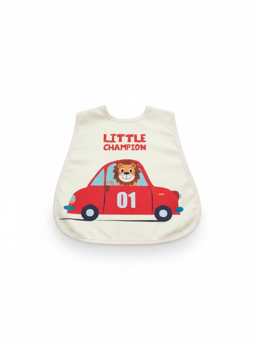 Babero impermeable Vamos Niños color crema con estampado de león conduciendo un coche rojo y texto Little Champion