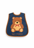 Babero impermeable azul de Vamos Niños con estampado de osito marrón, ideal para proteger la ropa durante la comida.