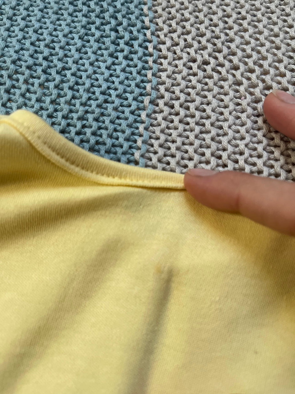 Detalle de mancha en body amarillo de algodón para niña de la marca Vamos Niños