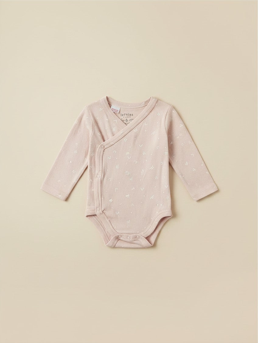 Body de bebé Vamos Niños marca Lefties en color rosado claro con estampado sutil y cierre cruzado de manga larga
