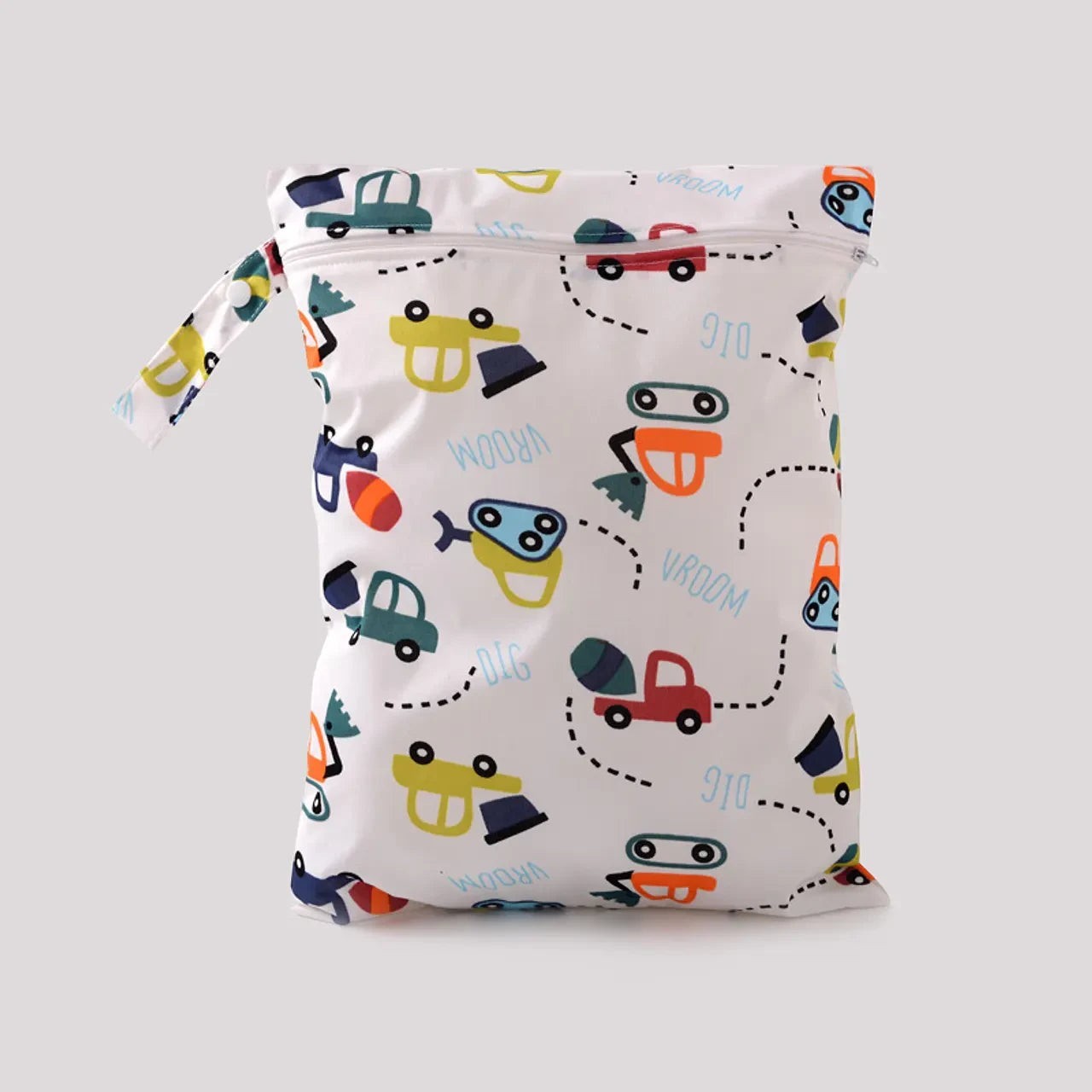 Bolsa impermeable Vamos Niños con estampado de vehículos de construcción, cierre de cremallera y asa con botón.
