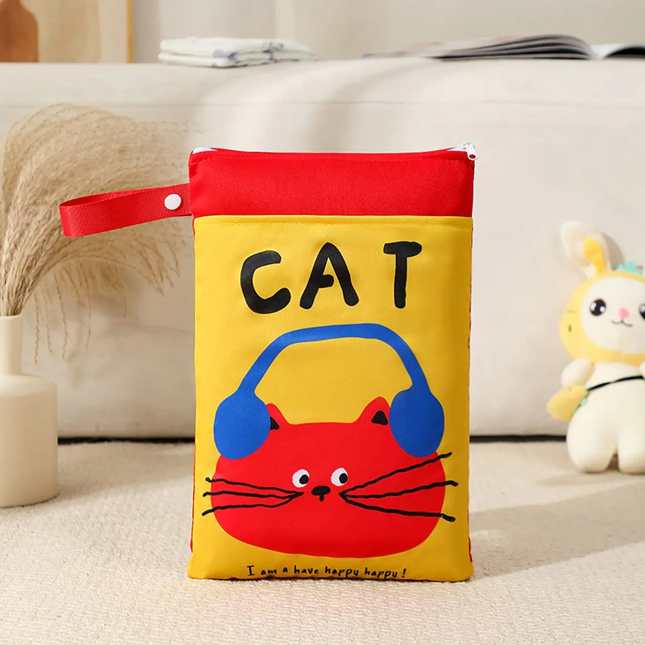 Bolsa impermeable Vamos Niños amarilla con estampado de gato rojo y auriculares, ideal para organizar accesorios infantiles