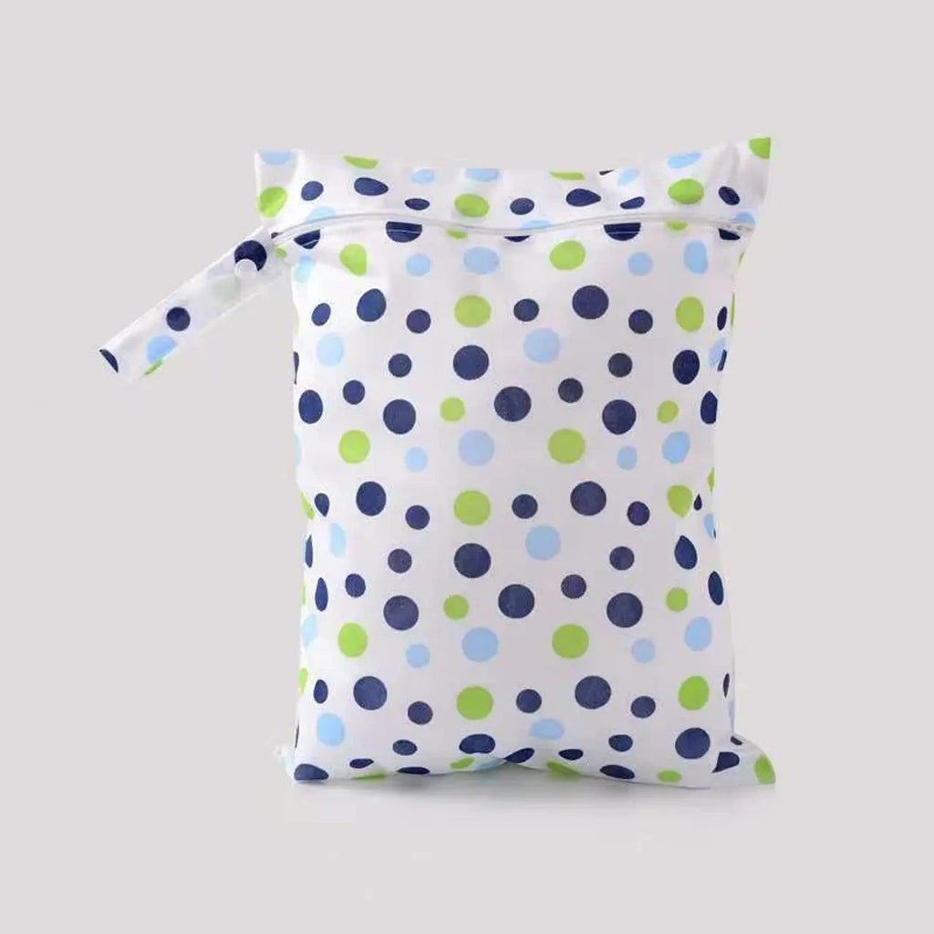 Bolsa impermeable Vamos Niños con estampado de lunares azules y verdes, ideal para pañales o ropa mojada.