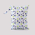 Bolsa impermeable Vamos Niños con estampado de lunares azules y verdes, ideal para pañales o ropa mojada.