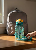 Botella de agua Vamos Niños azul con diseño de dinosaurios, pajita y correa ajustable para el colegio.