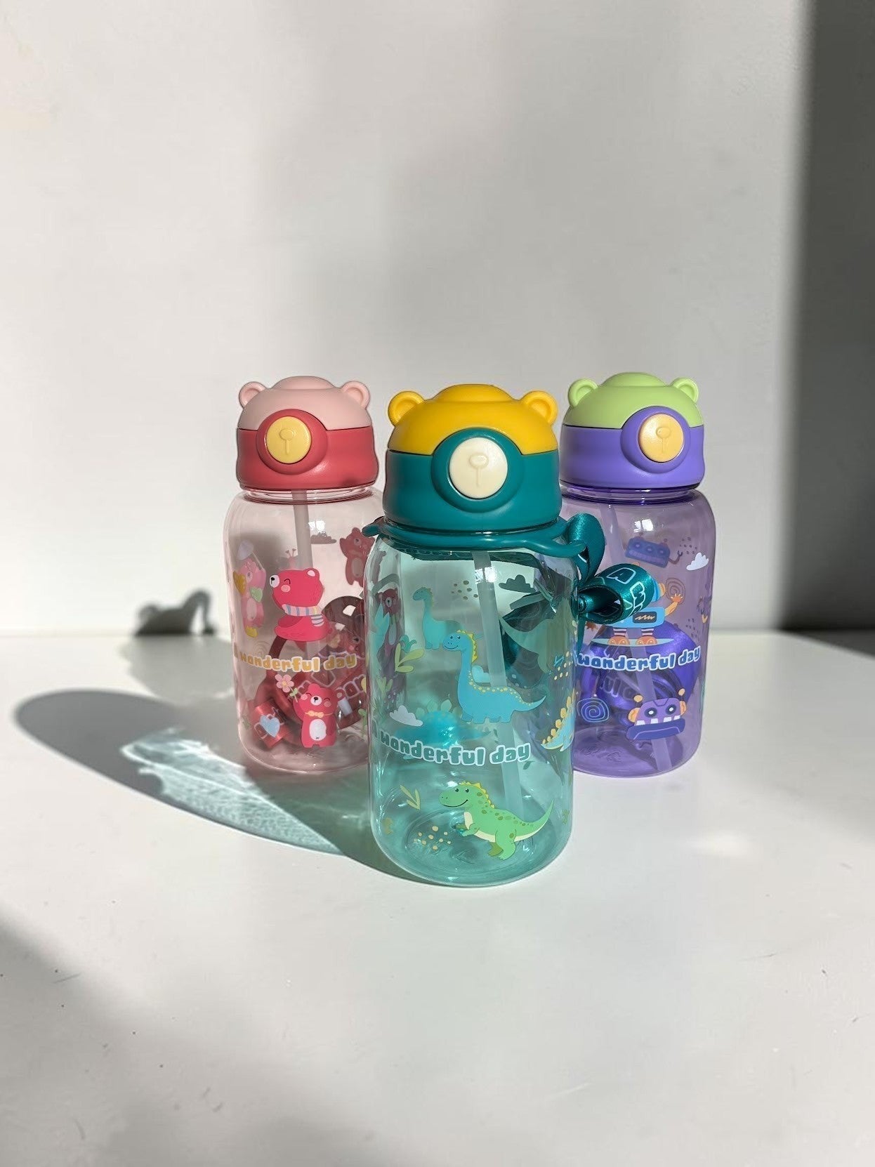Botellas de agua infantiles Vamos Niños con diseños de dinosaurios y personajes, tapa con orejitas y pajita integrada.