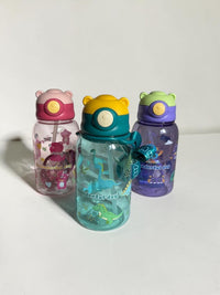 Botellas de agua infantiles Vamos Niños con diseños de dinosaurios y animales, tapa con botón y correa ajustable.