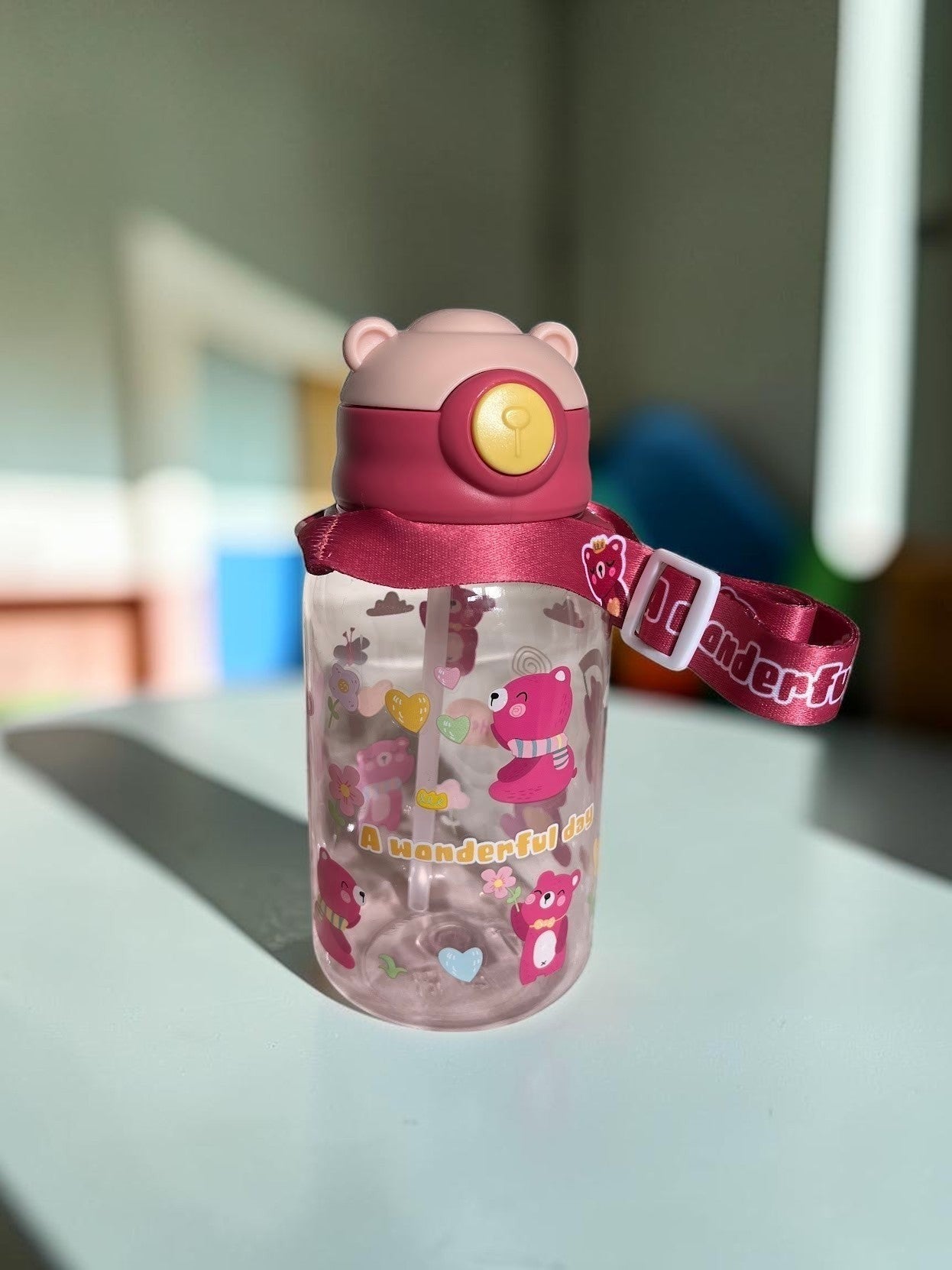 Botella de agua infantil Vamos Niños rosa con estampado de ositos, pajita, tapa con orejitas y correa ajustable.
