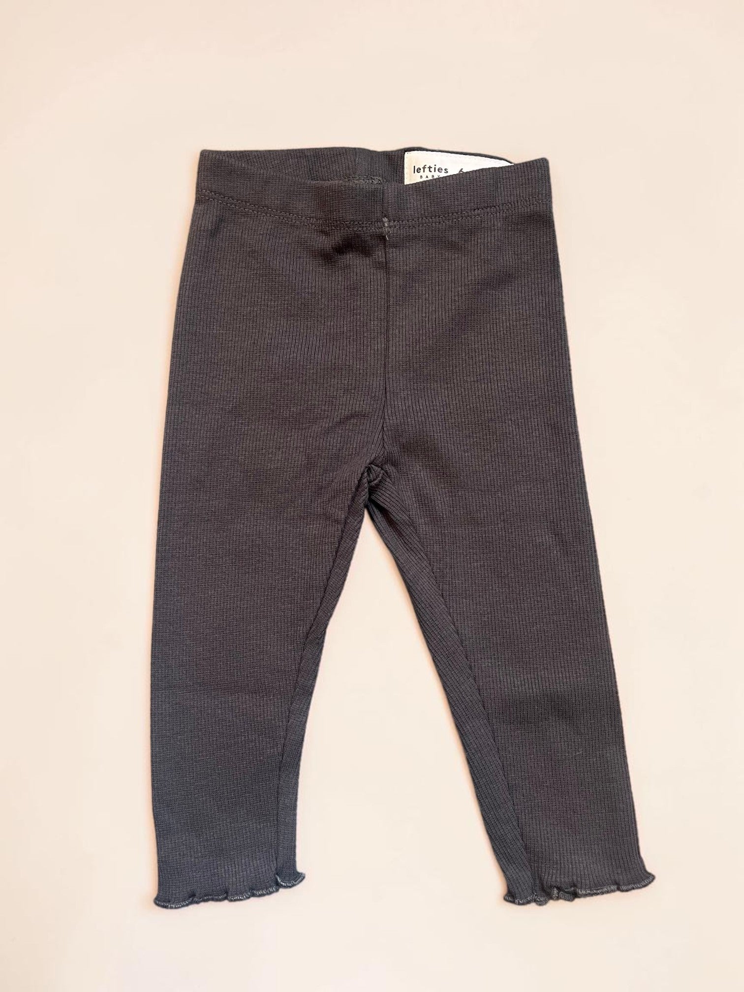 Calza de niña Vamos Niños marca Lefties color gris oscuro con textura acanalada y detalle de volado en el bajo
