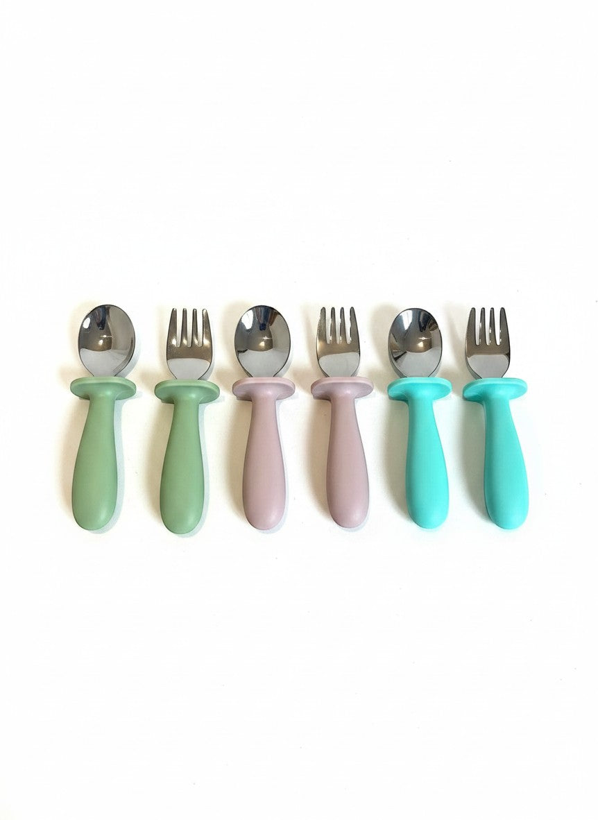 Set de cubiertos Vamos Niños con mangos de silicona ergonómicos en tonos pastel y cabezas de acero inoxidable.