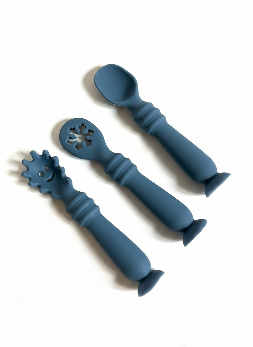 Set de cubiertos de silicona azul Vamos Niños con cuchara, tenedor y cuchara con diseño de copo de nieve para bebés.