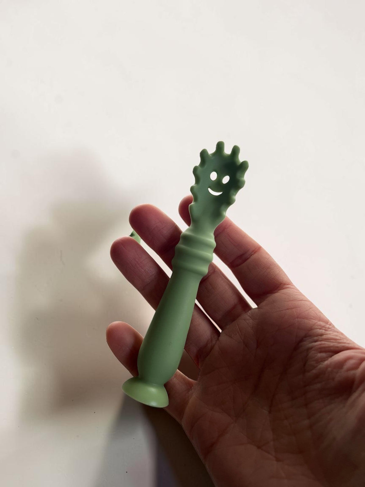 Vamos Niños Set de cubiertos infantiles de silicona verde con diseño de cactus sonriente y tenedor con forma de copo de nieve.