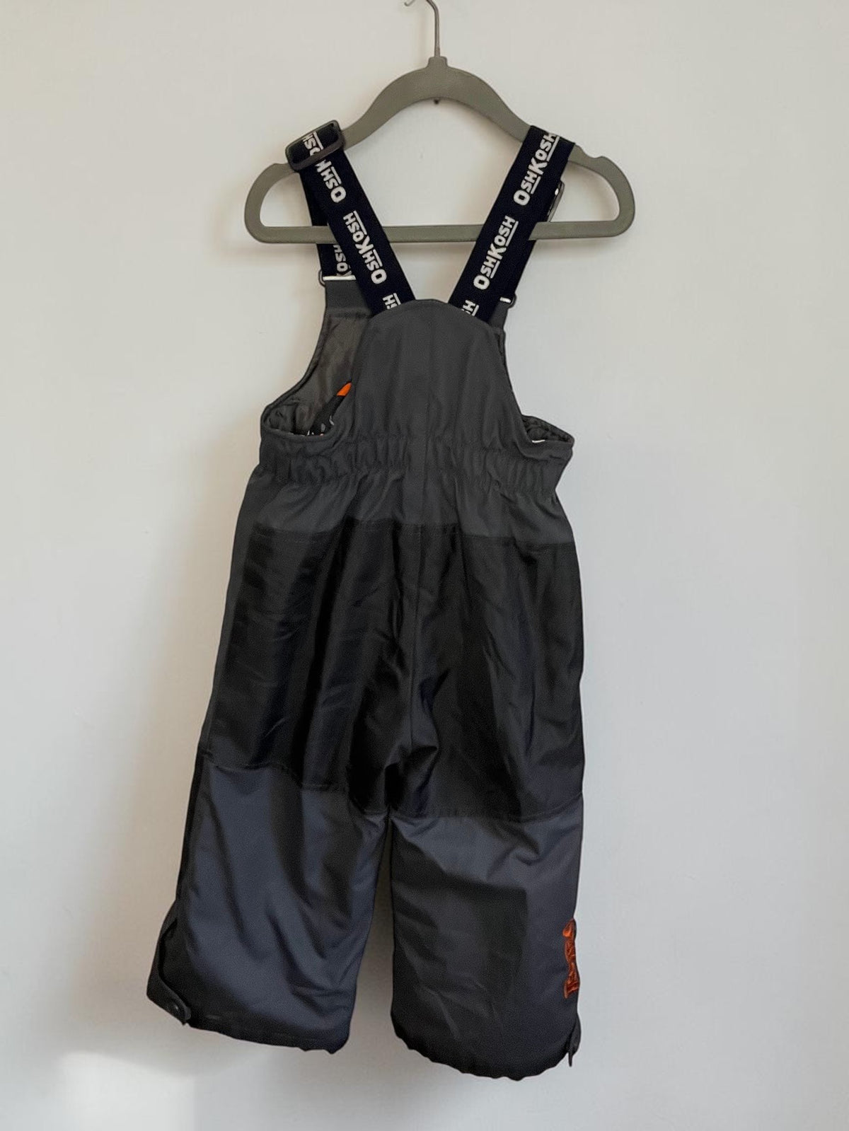 Jardinera de nieve Vamos Niños OshKosh gris oscuro con tirantes ajustables y refuerzos negros para niño talla 2