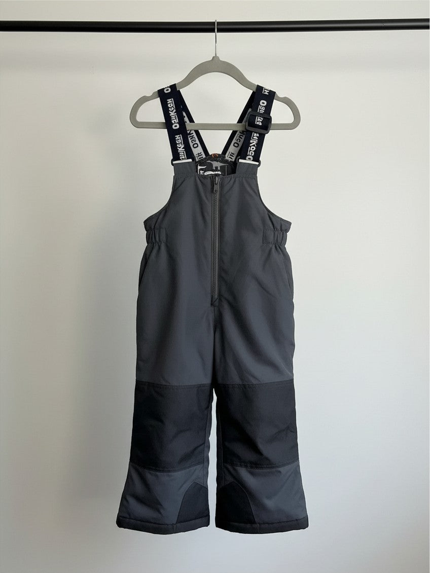 Jardinera de nieve Vamos Niños OshKosh gris oscuro con tirantes ajustables y refuerzos negros en rodillas, talla 2