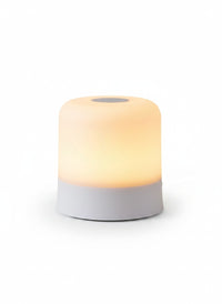 Lámpara de noche LED Vamos Niños con luz cálida regulable, diseño minimalista compacto y base antideslizante blanca