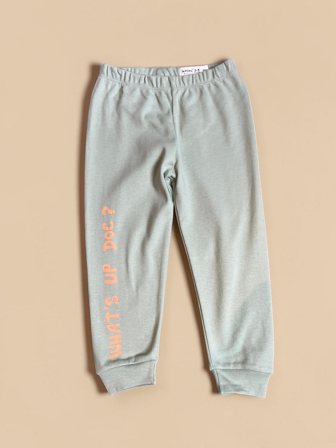 Calza unisex Vamos Niños Lefties color verde piedra con estampado What's up doc en el tobillo