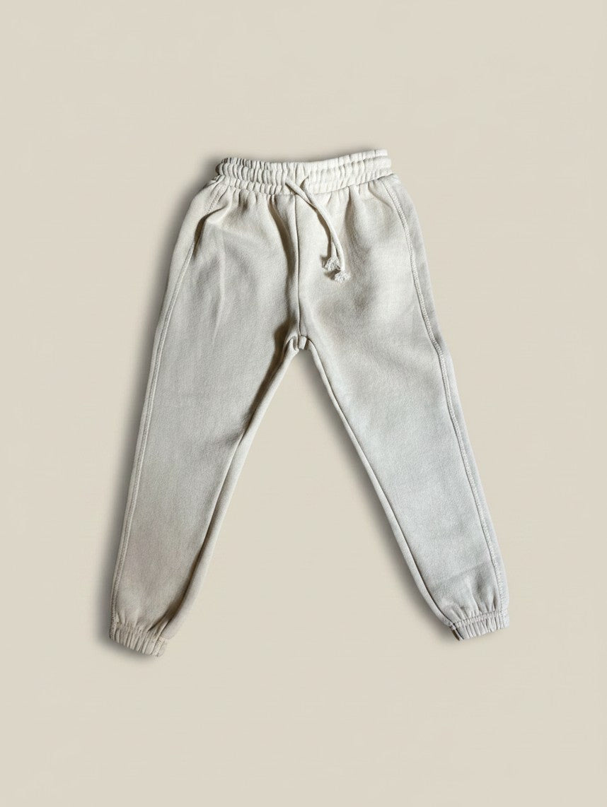 Pantalón de buzo unisex Vamos Niños Lefties en color beige con cintura elástica y cordón ajustable
