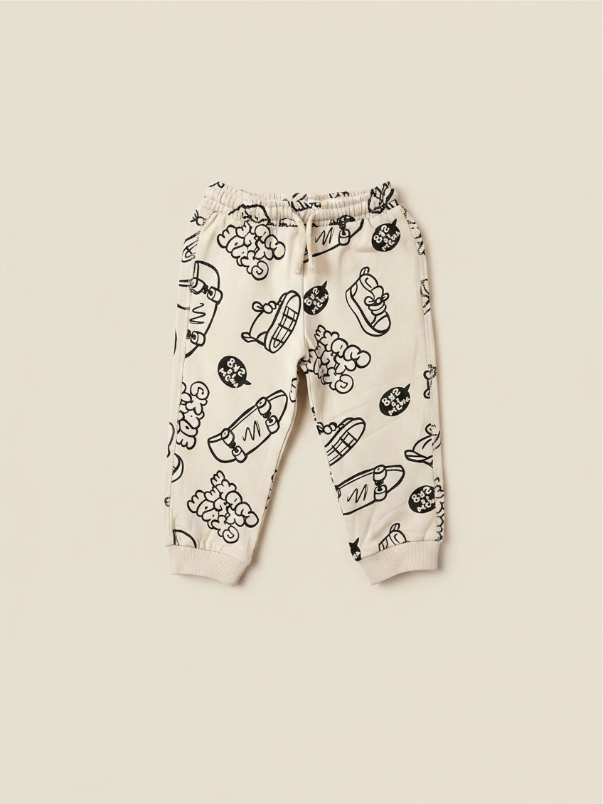 Pantalón de buzo Vamos Niños Lefties beige para niño con estampado de skates en color negro y cintura elástica