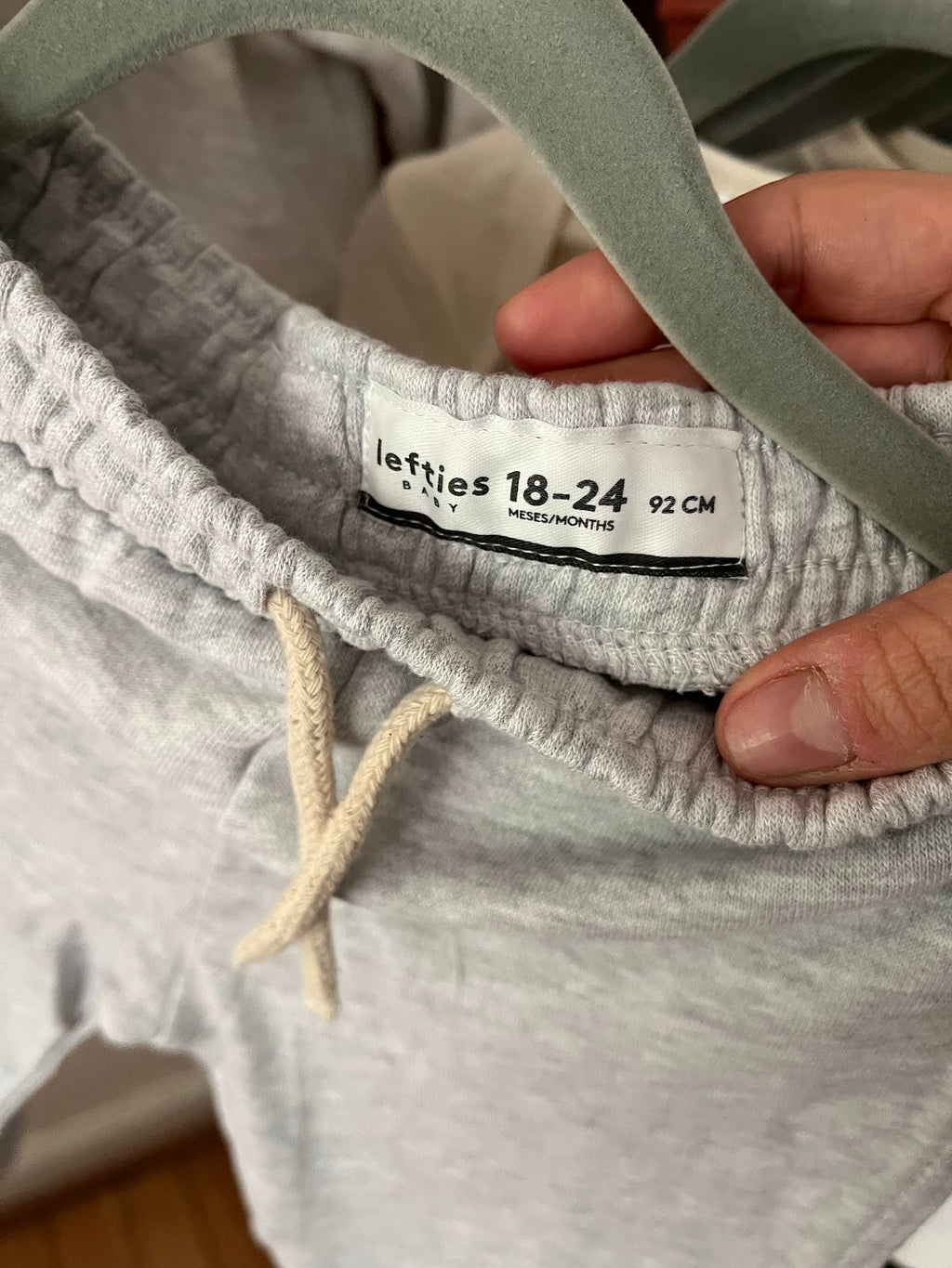 Pantalón buzo unisex gris de Vamos Niños marca Lefties con cintura elástica y cordón ajustable, talla 18-24 meses.