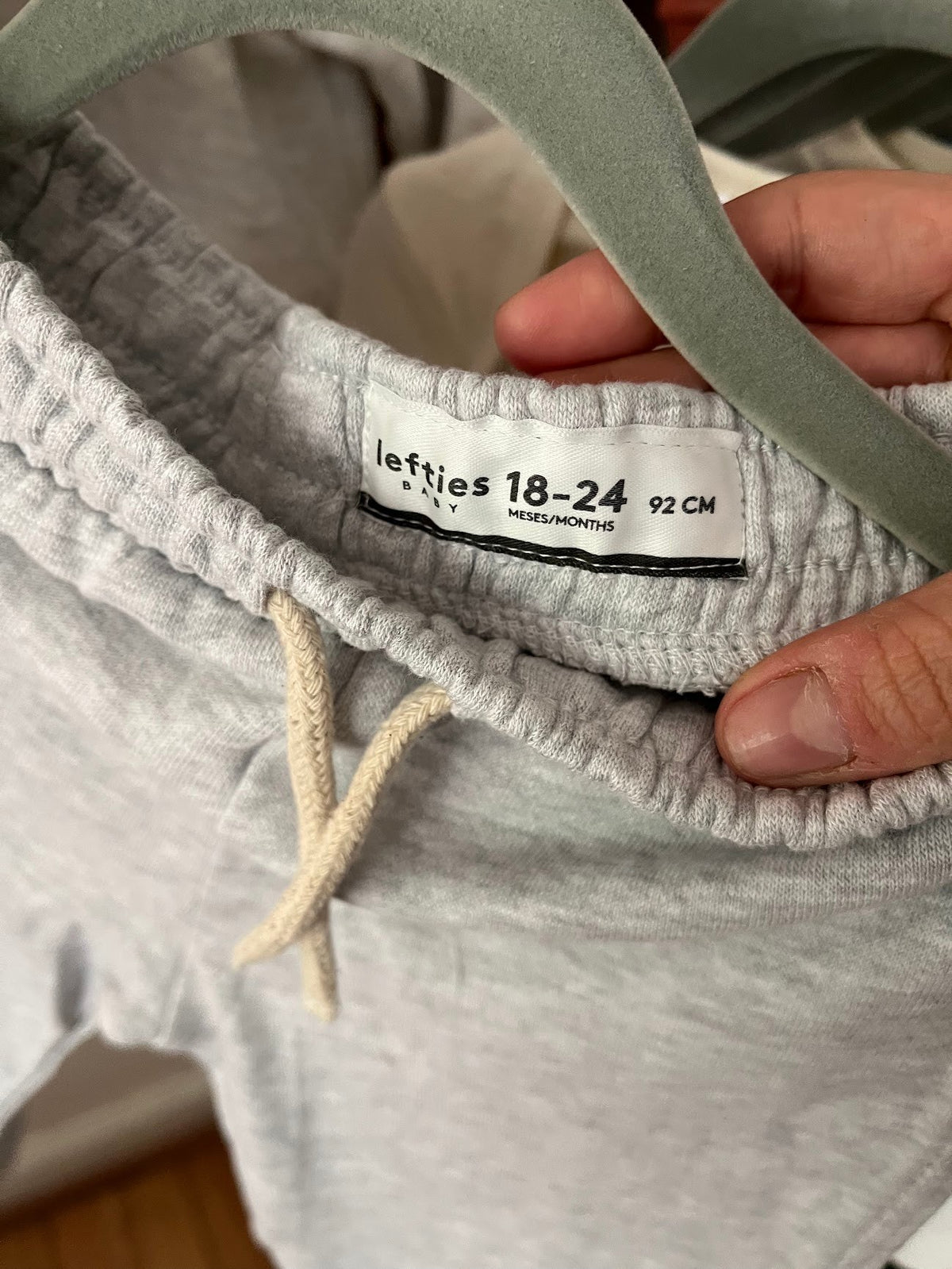Pantalón buzo unisex gris de Vamos Niños marca Lefties con cintura elástica y cordón ajustable, talla 18-24 meses.