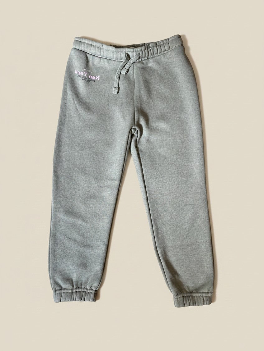 Pantalón de buzo Vamos Niños Lefties para niña en color verde claro con detalle estampado y cintura elástica