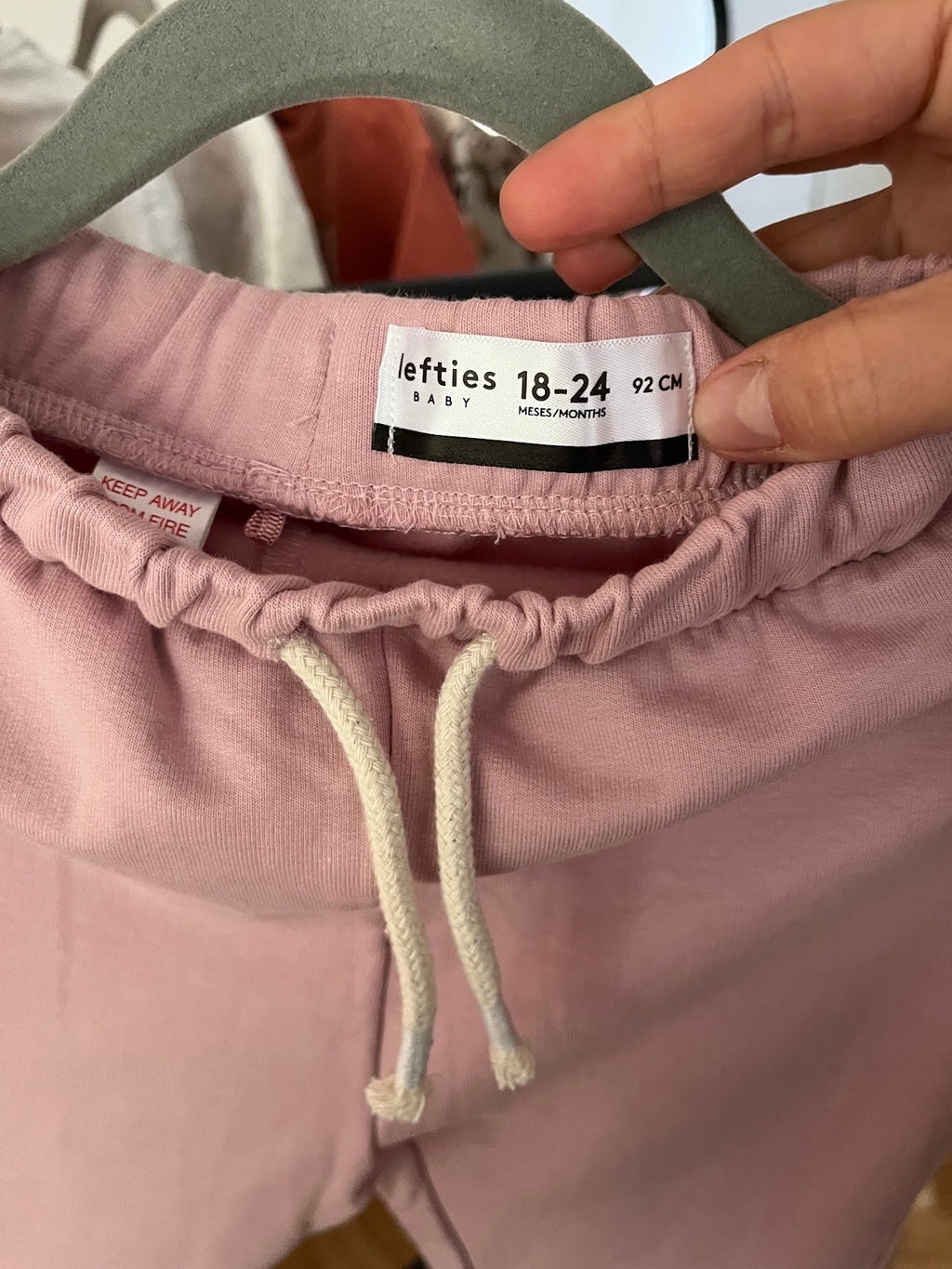 Pantalón de niña Vamos Niños Lefties color rosado pálido con cintura elástica y cordón ajustable, talla 24 meses