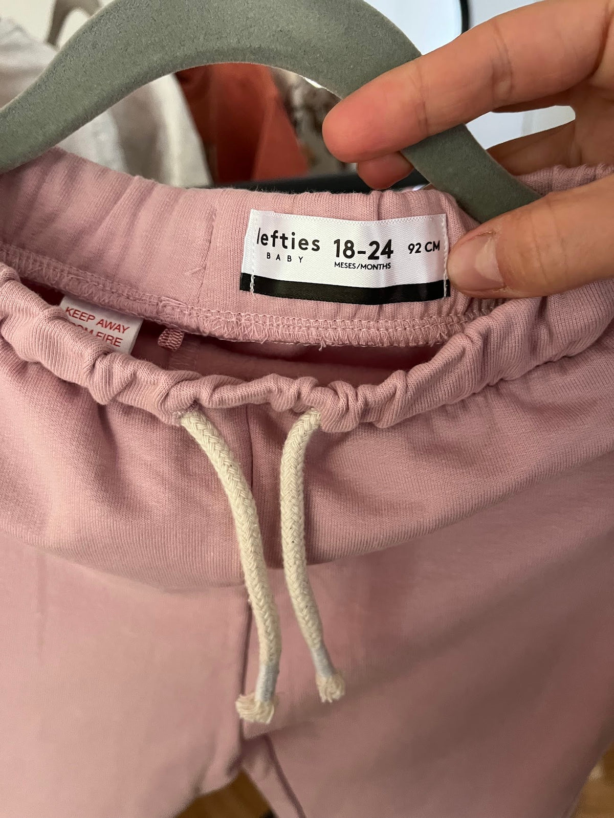 Pantalón de niña Vamos Niños Lefties color rosado pálido con cintura elástica y cordón ajustable, talla 24 meses