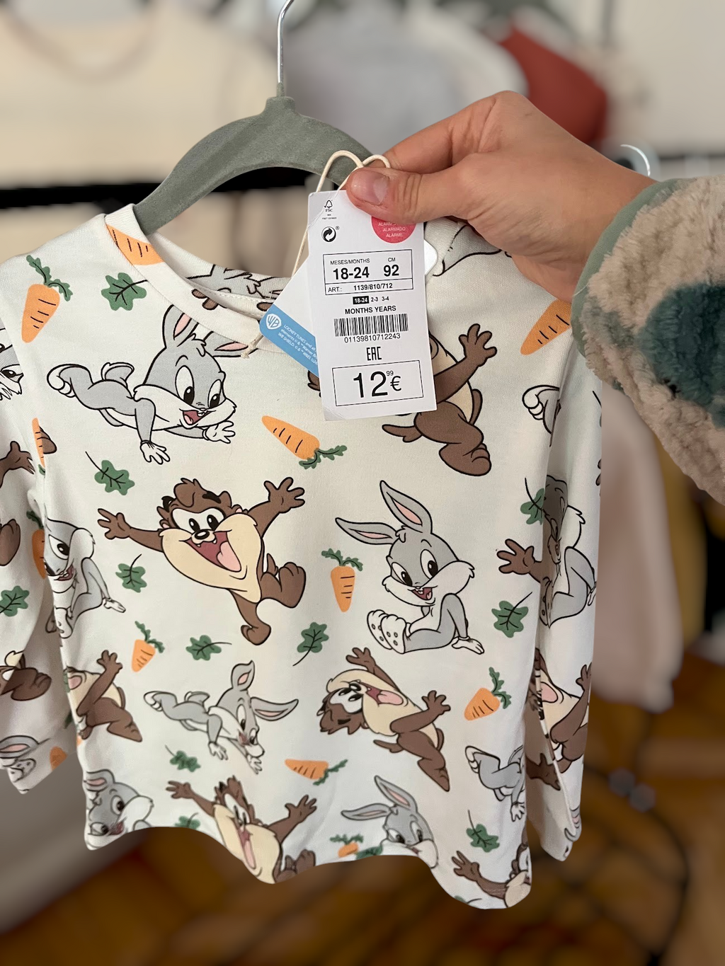 Polera de manga larga Vamos Niños Lefties con estampado de Baby Looney Tunes y zanahorias sobre fondo blanco