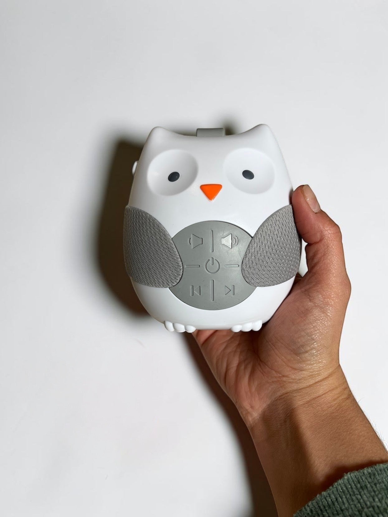 Máquina de sonidos Vamos Niños con forma de búho en color blanco y gris, ideal para el descanso del bebé.