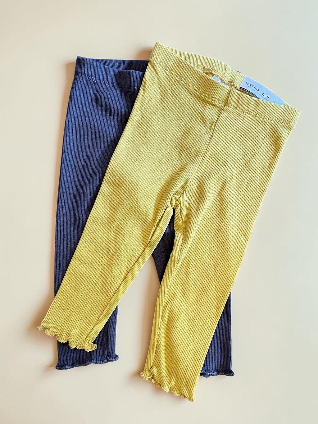 Pack de 2 calzas de niña Vamos Niños marca Lefties en tejido rib color amarillo mostaza y gris oscuro, talla 09M