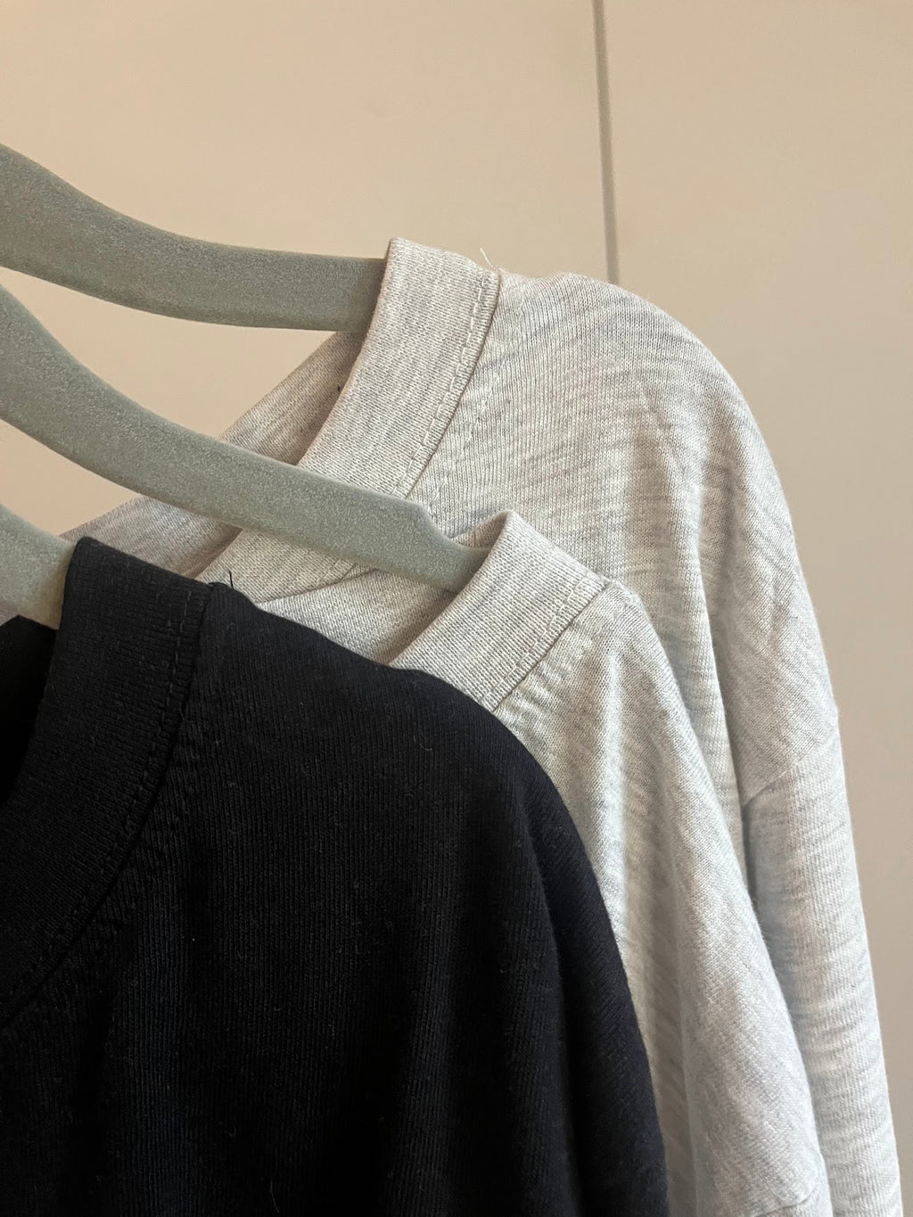 Pack de 3 poleras de niño Vamos Niños marca Lefties en colores negro y gris, talla 10, colgadas en perchas.