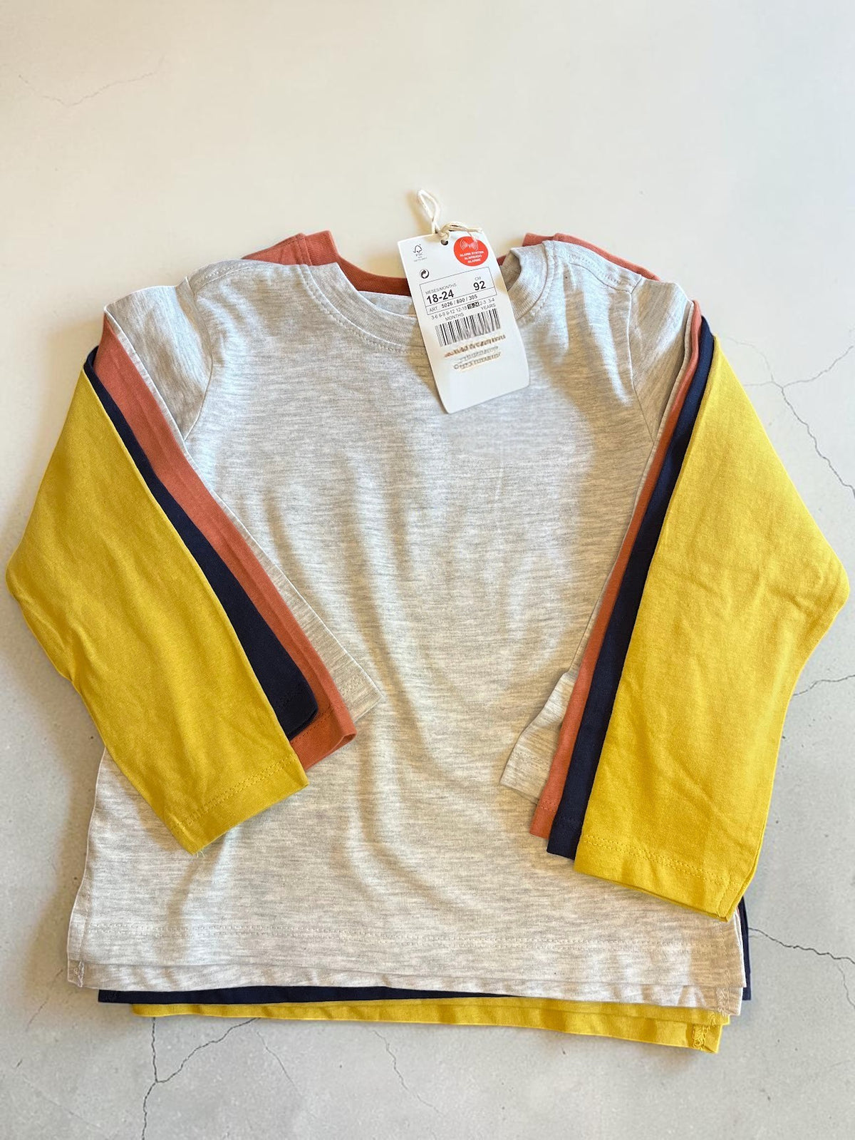 Pack de 4 poleras de manga larga para niño Vamos Niños Lefties en colores gris, terracota, azul marino y amarillo