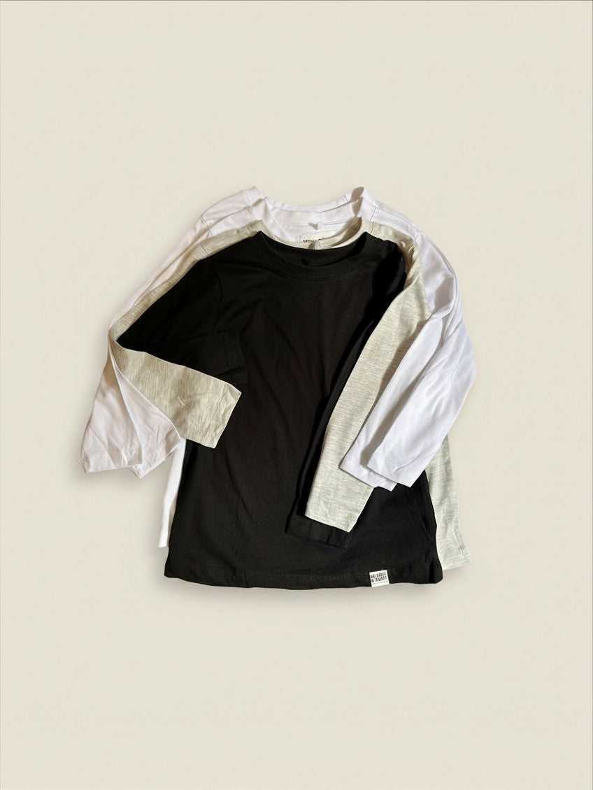 Pack de 4 poleras de niño Vamos Niños marca Lefties en colores blanco, negro y gris claro, talla 6.