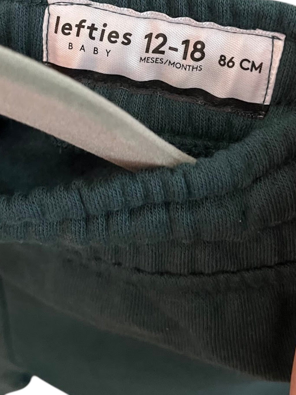 Pantalón de algodón verde oscuro para bebé de la marca Vamos Niños con etiqueta Lefties talla 12-18 meses
