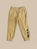 Pantalón de buzo amarillo Vamos Niños de Lefties con letras negras en el tobillo y cintura elástica con cordón