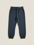 Pantalón de buzo Vamos Niños Lefties color azul piedra para niño con cintura y puños elásticos
