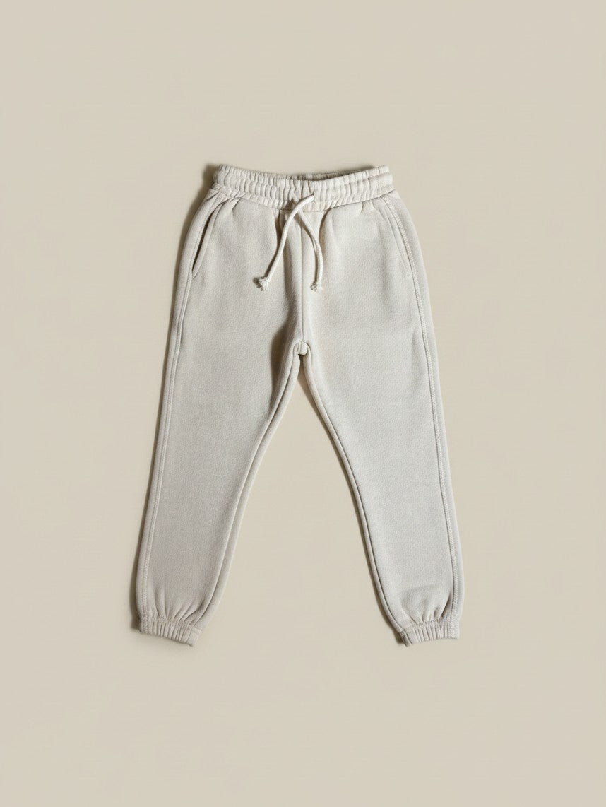 Pantalón buzo unisex Vamos Niños Lefties en color beige con cintura elástica y cordón ajustable