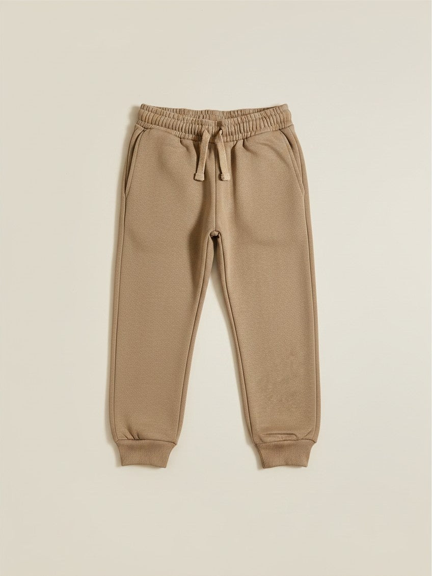 Pantalón de buzo Vamos Niños marca Lefties color café claro con cintura elástica y cordón ajustable para niña