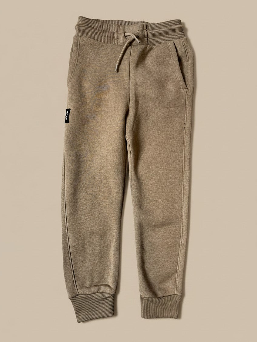 Pantalón buzo de niño Vamos Niños marca Lefties en color café claro con cintura elástica y cordón ajustable