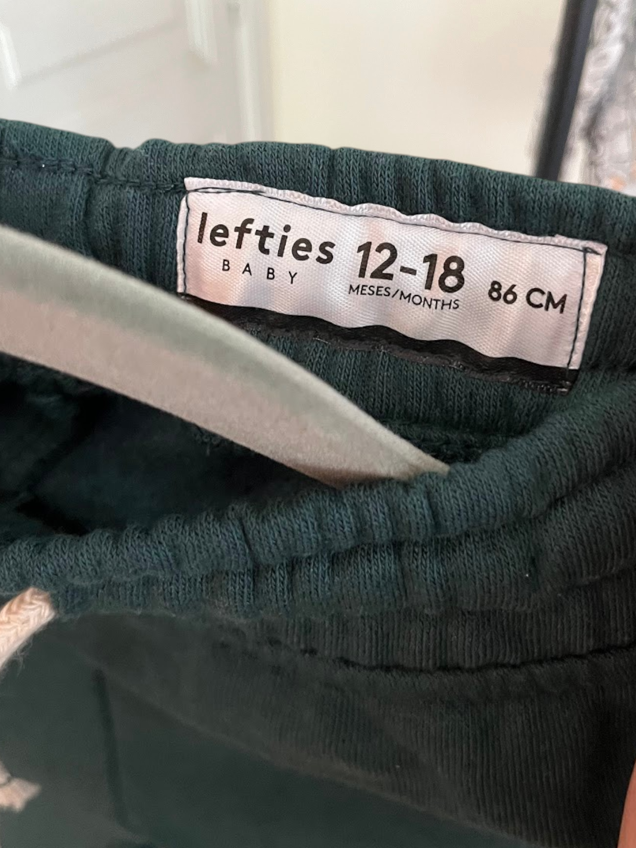 Pantalón buzo unisex Vamos Niños de la marca Lefties en color verde oscuro, talla 12-18 meses
