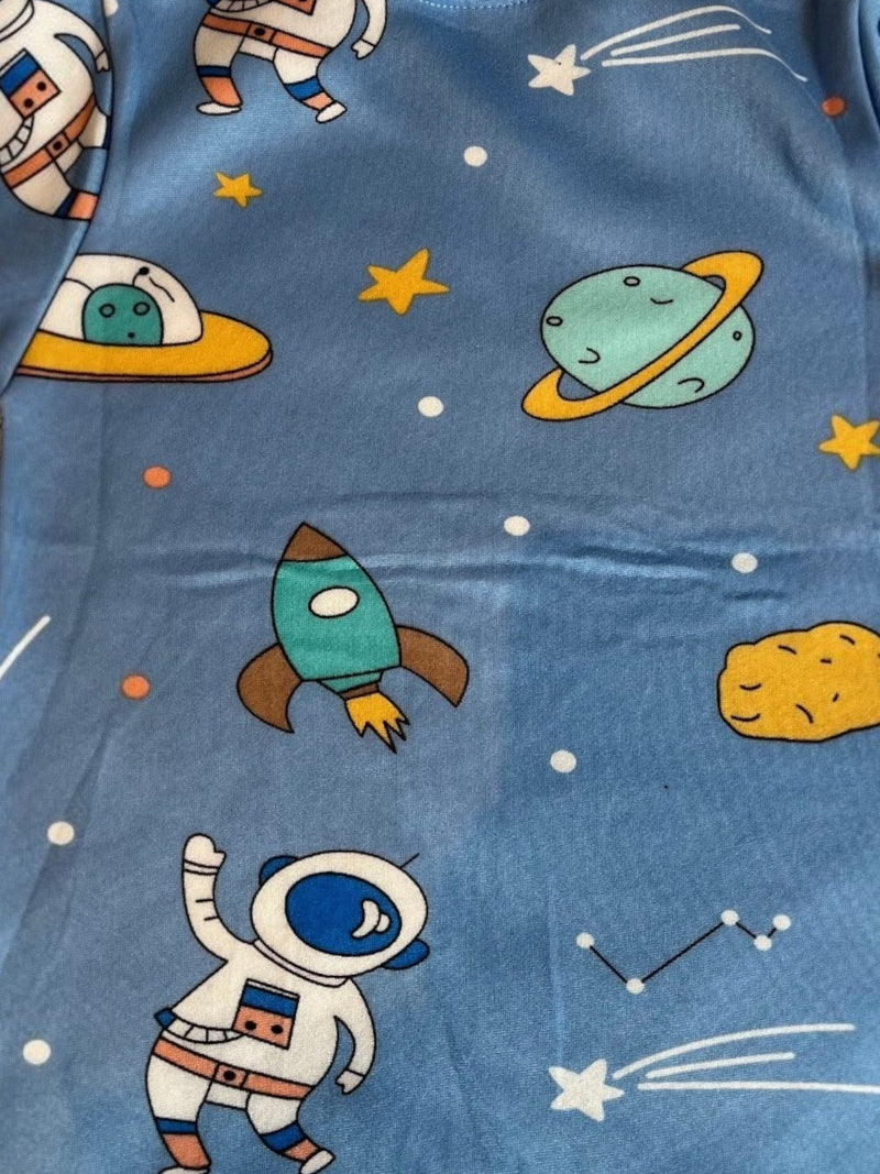 Pantalones de pijama Vamos Niños azules con estampado de astronautas, cohetes y planetas para niños.