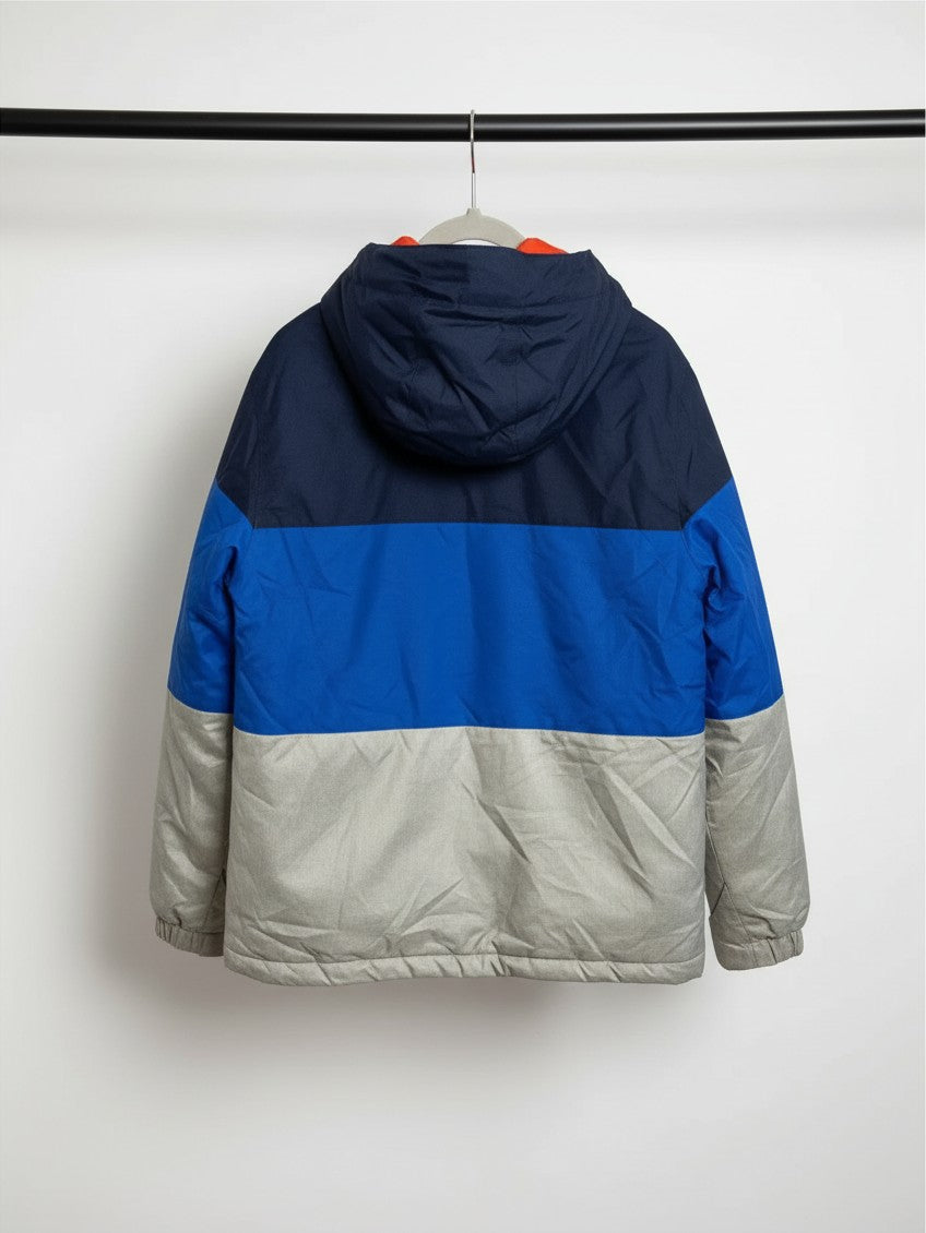 Parka de nieve Vamos Niños Surface para niño, diseño tricolor azul, gris y azul marino con capucha, vista trasera.