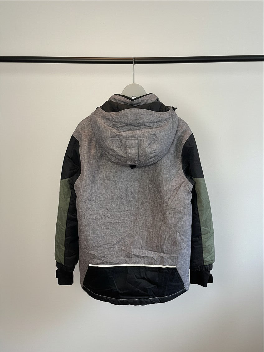 Parka de nieve infantil Vamos Niños Deux par Deux gris con detalles en negro y verde, vista trasera con capucha