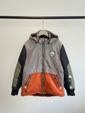Parka de nieve infantil Vamos Niños marca Deux par Deux en colores gris, naranjo y negro con capucha y cierre