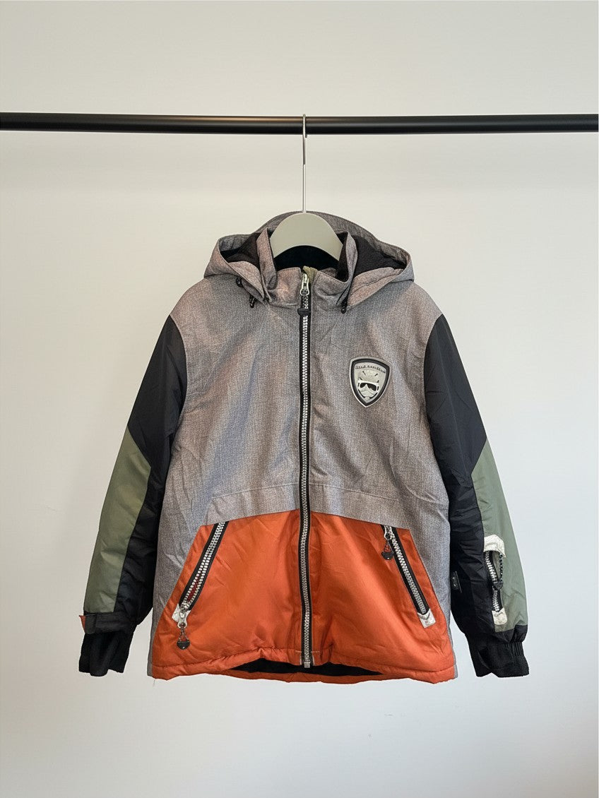 Parka de nieve infantil Vamos Niños marca Deux par Deux en colores gris, naranjo y negro con capucha y cierre