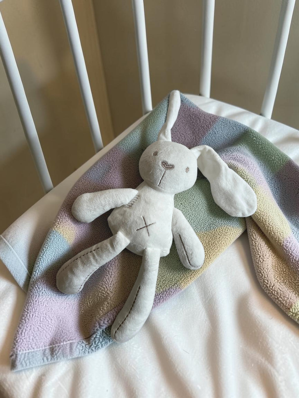 Peluche conejito blanco de Vamos Niños con orejas largas y detalles de costura. Suave y tierno, ideal para bebés.
